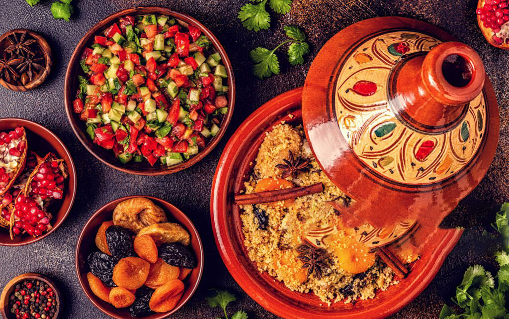 tajine-marocaine-traditionnelle-de-poulet-aux-fruits-secs-et-aux-epices-copie
