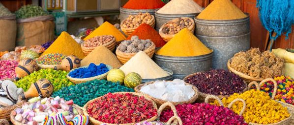 epices-et-colorants-colores-trouves-au-marche-du-souk-a-marrakech-au-maroc