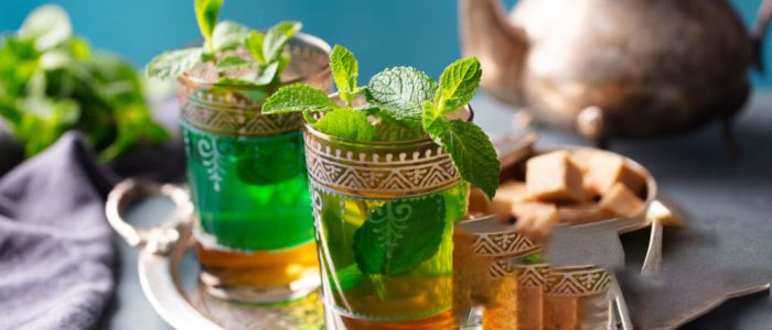 the-a-la-menthe-marocain-dans-des-verres-traditionnels-avec-du-sucre-sur-plateau-en-argent-copie