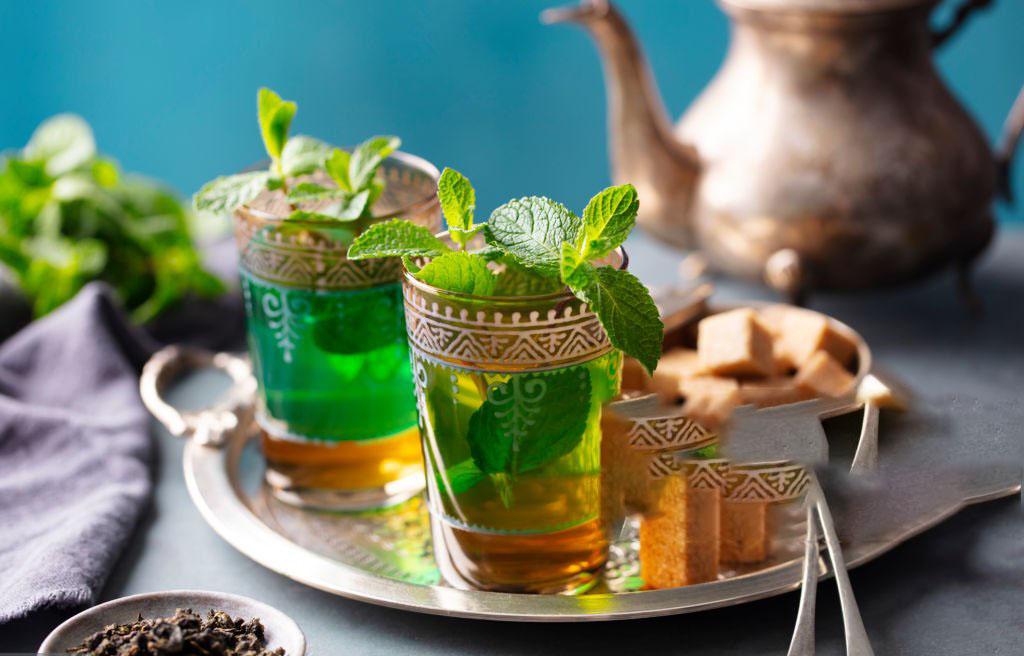 the-a-la-menthe-marocain-dans-des-verres-traditionnels-avec-du-sucre-sur-plateau-en-argent-copie